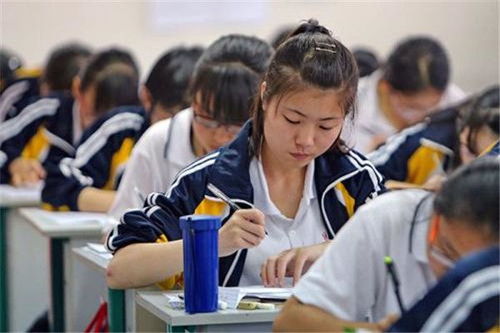 高三老师再战高考，637分请全班吃饭，感动无数学子！