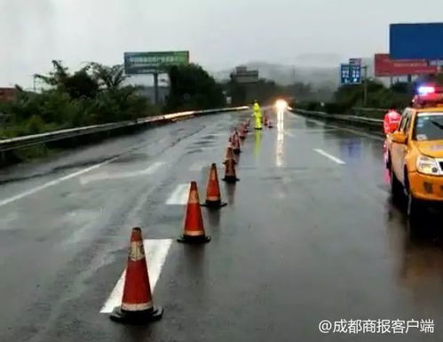 暴雨侵袭成都东站，多处漏雨情况紧急，车站应对措施全力保障旅客出行